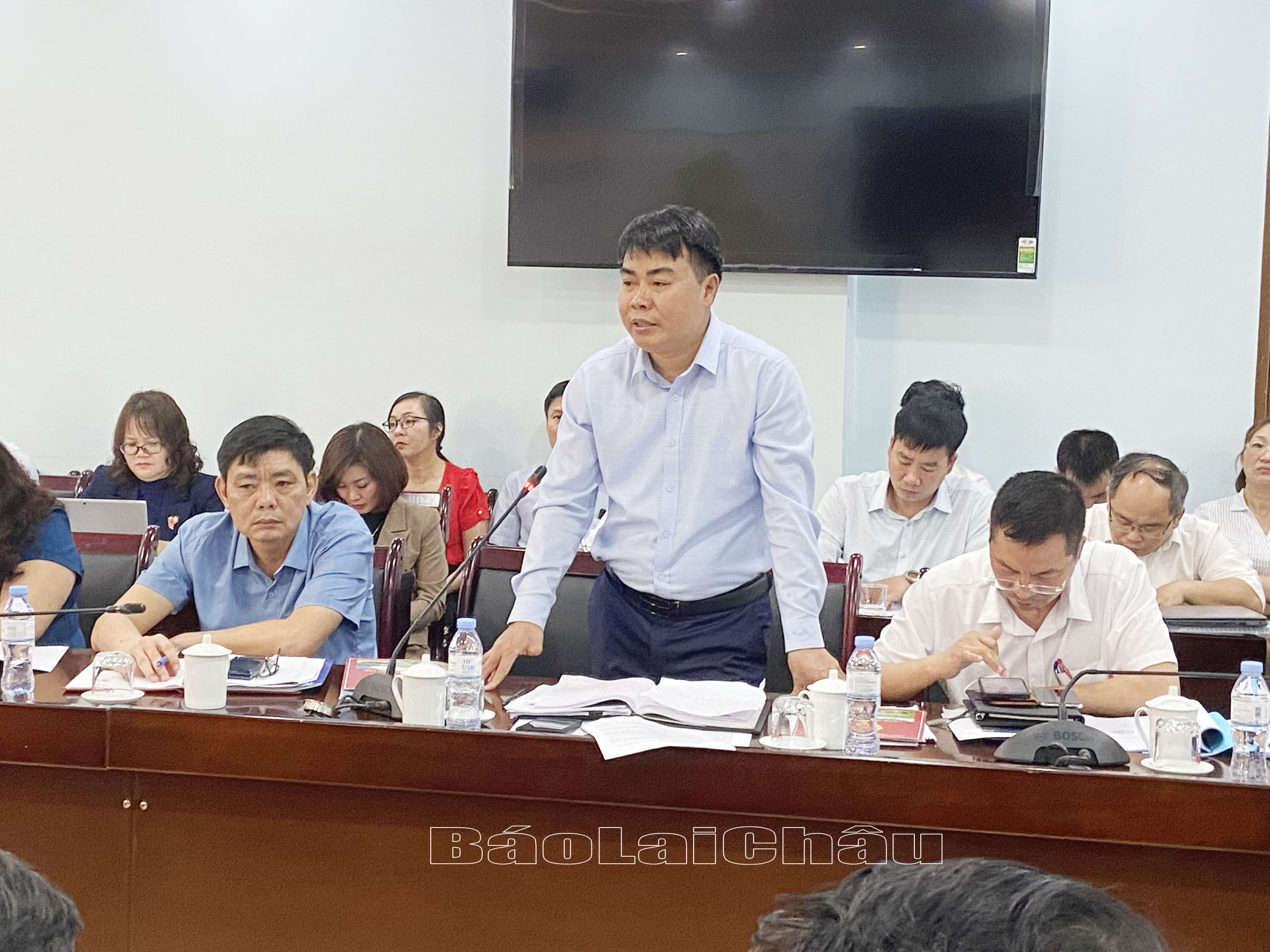 Đại diện Phòng Giáo dục và Đào tạo huyện Phong Thổ làm rõ các nội dung đoàn giám sát quan tâm.